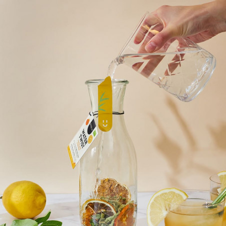 jarra de agua infusionada cítricos