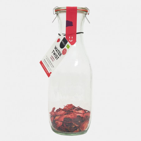 jarra de agua infusionada de fresa con hibisco
