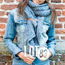 BUFANDA ZIZAG AZUL CON ENGANCHE, diseñada para que siempre quede perfecta!