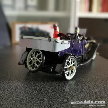 Coche hojalata de cuerda