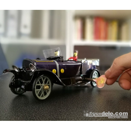 Coche hojalata de cuerda