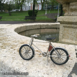 Figura bicicleta de metal 