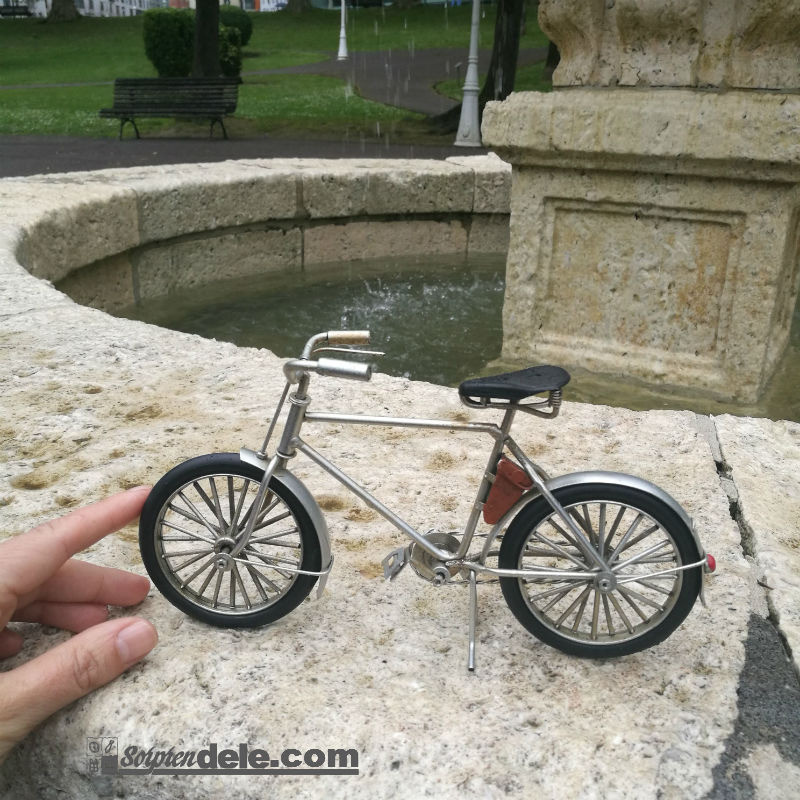 Figura bicicleta de metal 
