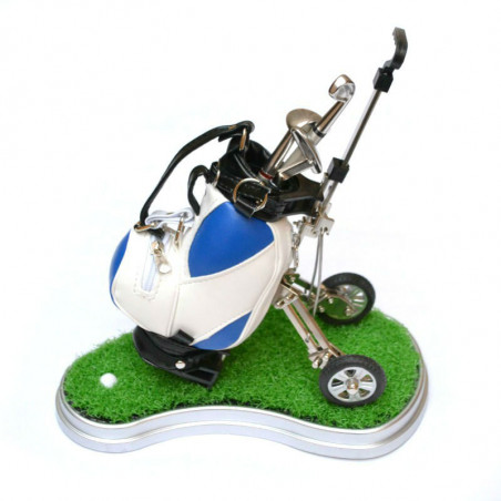 CARRO DE GOLF Y CESPED CON BOLIS