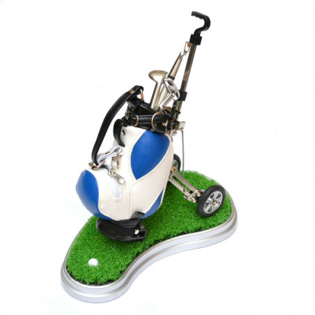 CARRO DE GOLF Y CESPED CON BOLIS