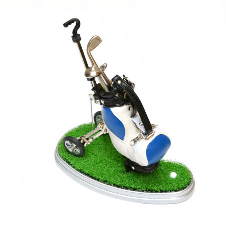 CARRO DE GOLF Y CESPED CON BOLIS