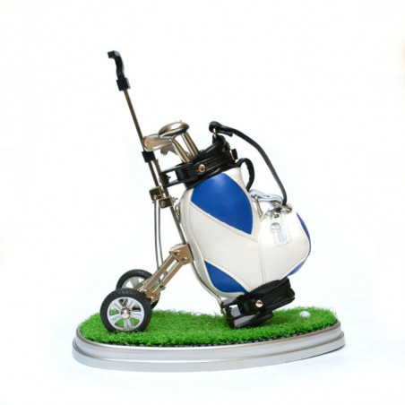 CARRO DE GOLF Y CESPED CON BOLIS